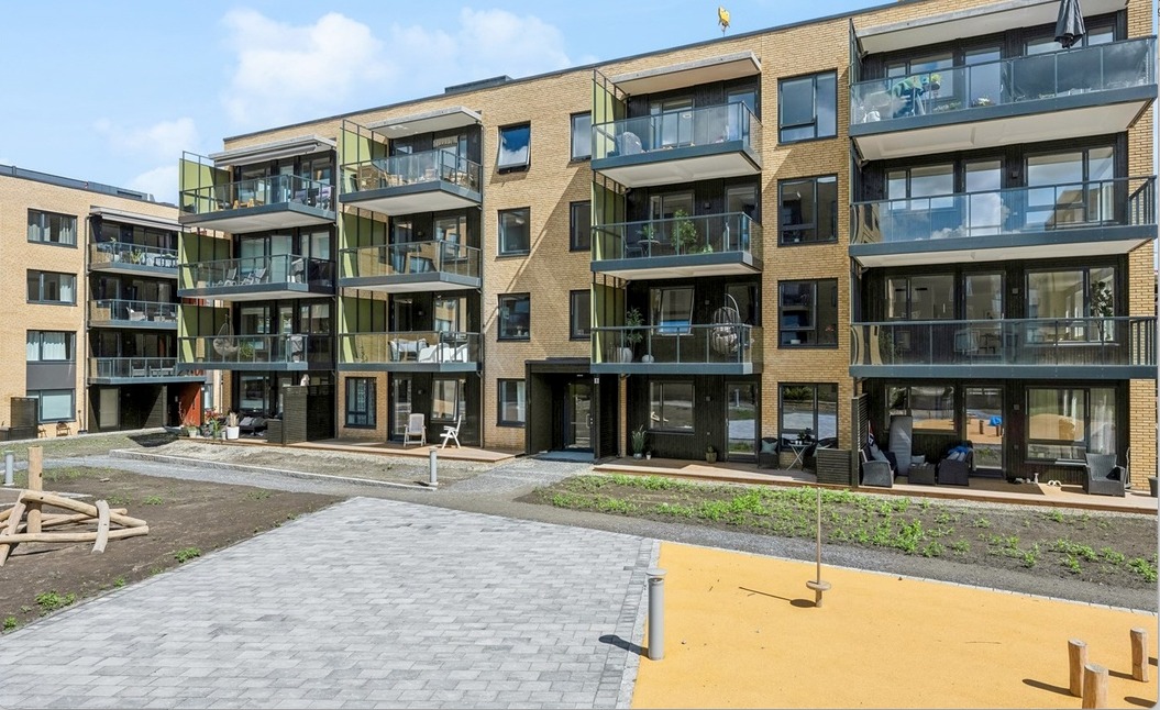 Område lokaler i første etasje + balkong 